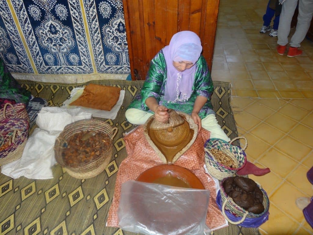 Travail de l'argan à la coopérative- famille nomade digitale 
