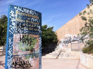 Vilain tag enlaidissant la montée vers le château de Santa Barbara à Alicante