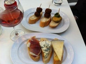 La famille nomade deguste des tapas à Elche
