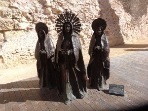 Sculpture des trois Marias près de la basilique de Santa Maria