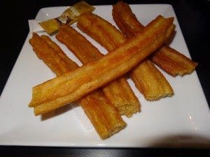 La famille nomade déguste des churros à Elche
