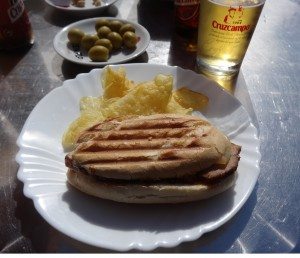 L afamille nomade déguste des montaditos a chipiona
