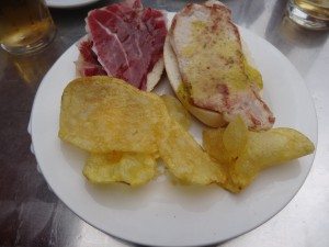 La famille nomade déguste des montaditos a chipiona