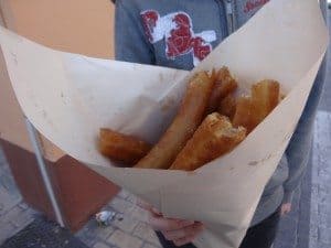 La famille nomade digitale déguste des churros à Chipiona en espagne