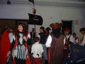Le soir, c'est la fête dans les rues de Chipiona pendant le carnaval