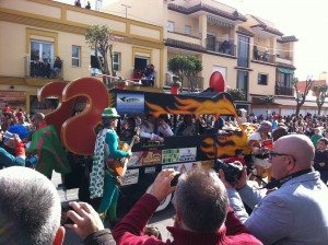 La famille nomade digitale assiste au carnaval de Chipiona en espagne