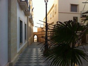 Au bout de la rue: la plage de Rota