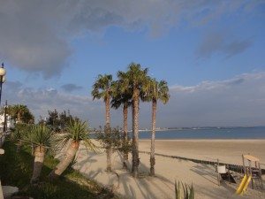 La famille nomade se ballade le long de la plage de Rota