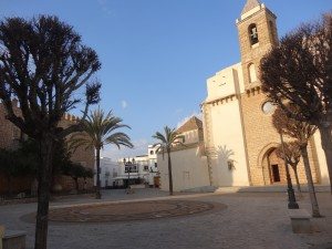 La famille découvre l'Eglise de Rota