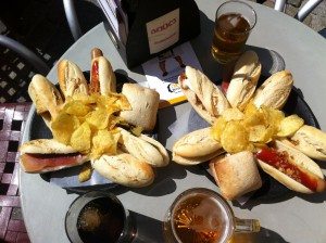 La famille déjeune d'une belle assiette de montaditos à Cadix