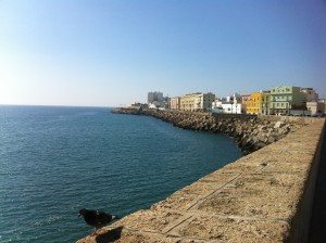 La famille nomade se ballade le long de la corniche à cadix
