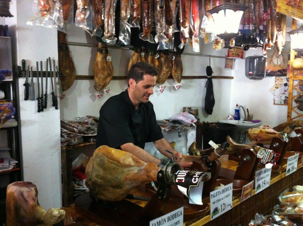 La famille nomade découvre La Cabaña del Jamón de Pedro Mora à Chipiona