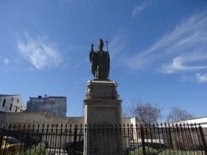 La famille nomade digitale et la Statue Jean Paul II qui bénit la ville de Jerez De La Frontera