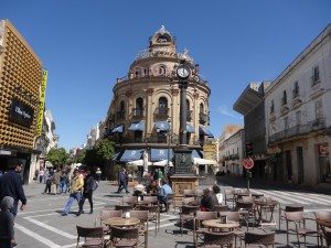La famille nomade et une horloge très originale à Jerez