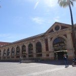 La famille nomade et le batiment des halles de Jerez De La Frontera