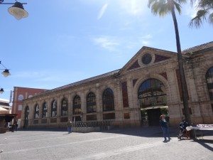 La famille nomade et le batiment des halles de Jerez De La Frontera
