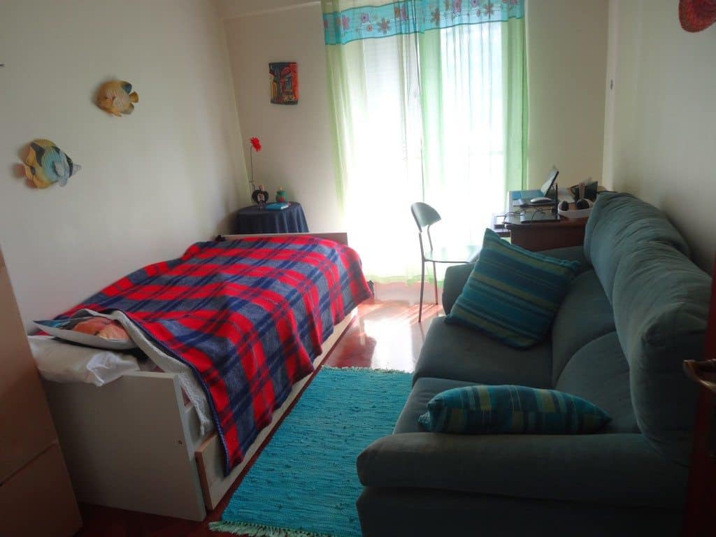 La chambre plutôt sympa de Logan à Lisbonne
