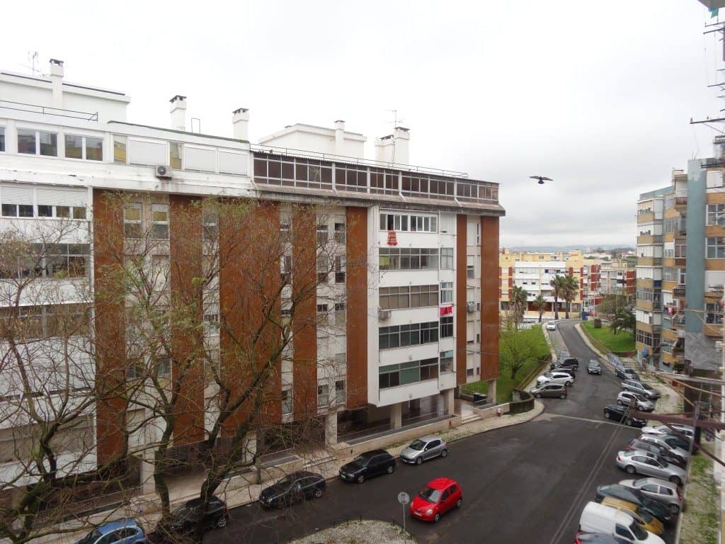 Avril 2014,La famille nomade s'installe dans la périphérie de Lisbonne