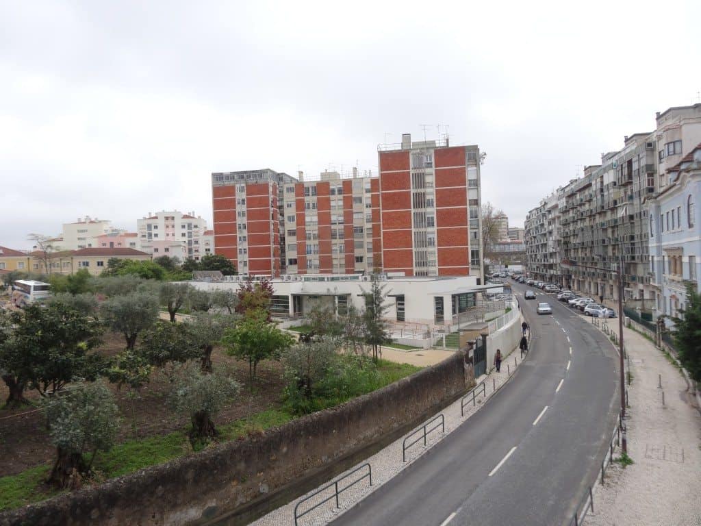 La famille nomade arrive à Lisbonne sous la pluie