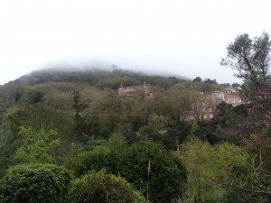 Un chateau sous la brume à Sintra par la famille nomade digitale