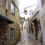 une ruelle du centre ancien de Sintra avec la famille nomade en avril