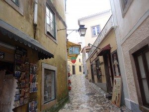 une ruelle du centre ancien de Sintra avec la famille nomade en avril