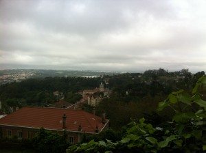 Une vue sur la ville de Sintra avec la famille nomade