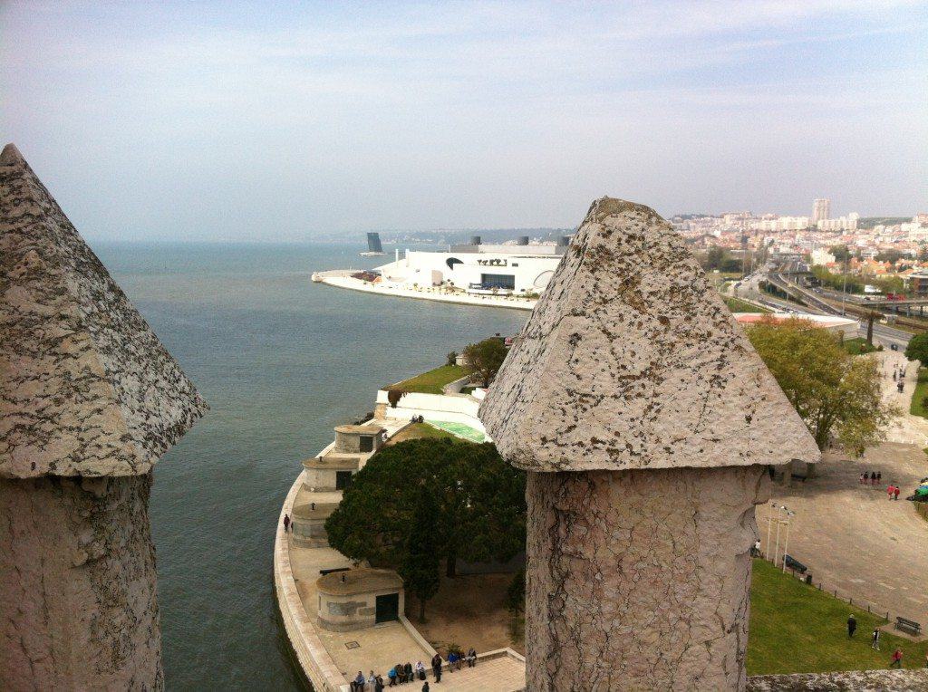Une vue du donjon de Belém avec la famille nomade digitale