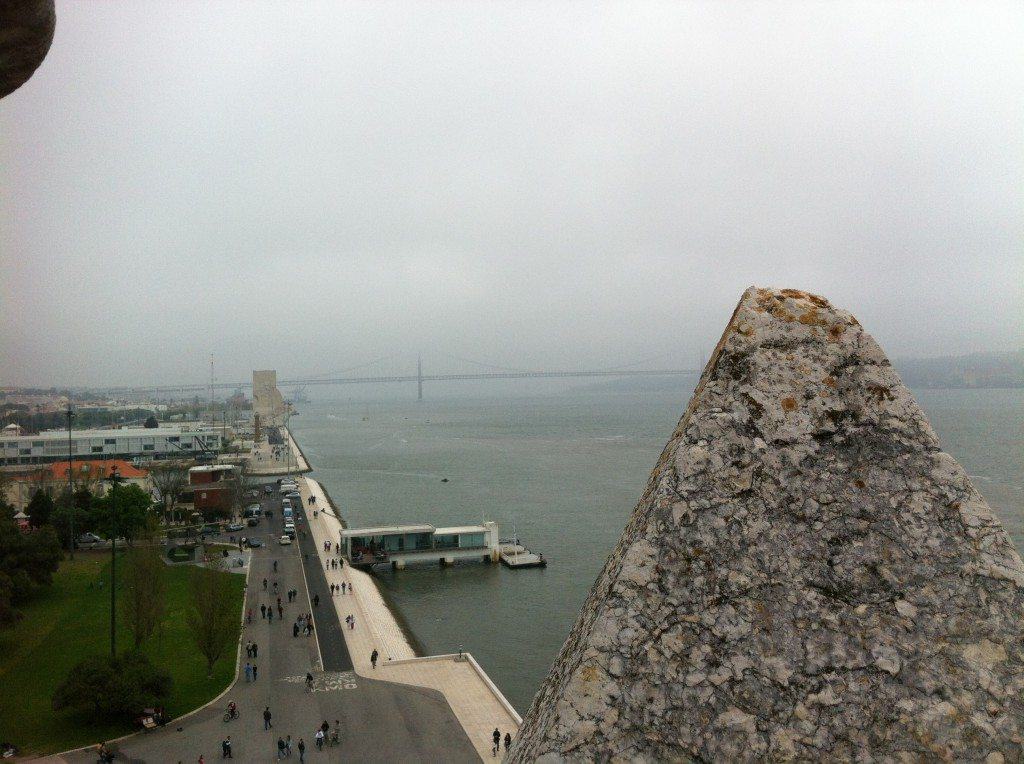 Vue sous la brume du donjon de Belém avec la famille nomade digitale