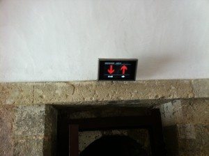 Panneau éléctronique dans la tour de Belém que visite la famille nomade