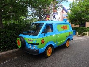 la camionnette de Scoubidou avec la famille nomade