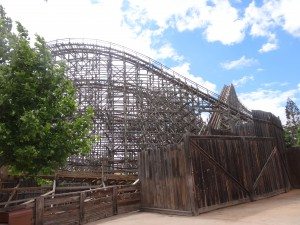 attraction en bois àau par Warner madrid avec la famille nomade digitale