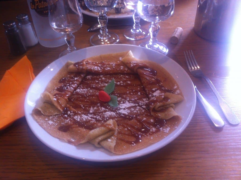 Crêpe au caramel au restaurant Le Patacr^pe avec la famille nomade digitale