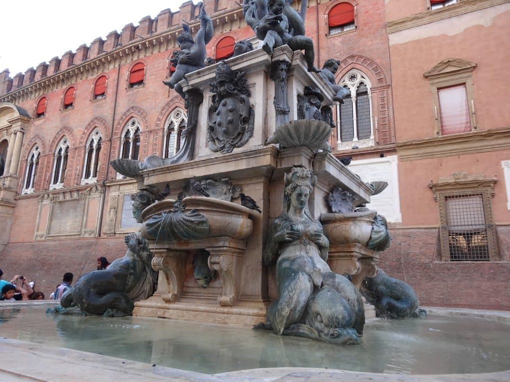 fontaine de neptune Bologne-famille nomade digitale- voyager tout en travaillant