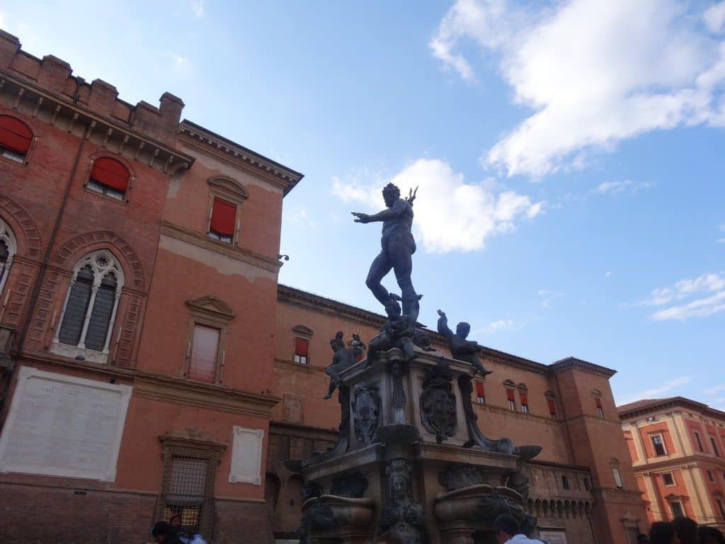 Bologne et sa celebre statue de Neptune-famille nomade digitale en italie