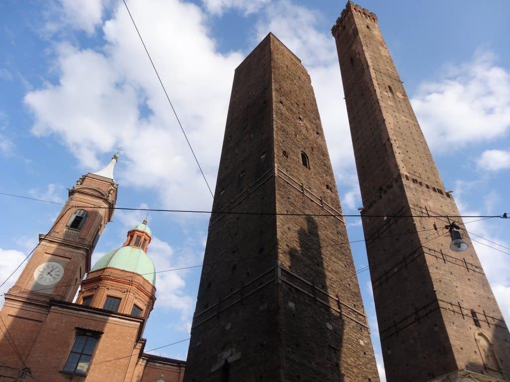 Bologne et ses 2 tours-famille nomade digitale -voyager tout en travaillant par internet en italie