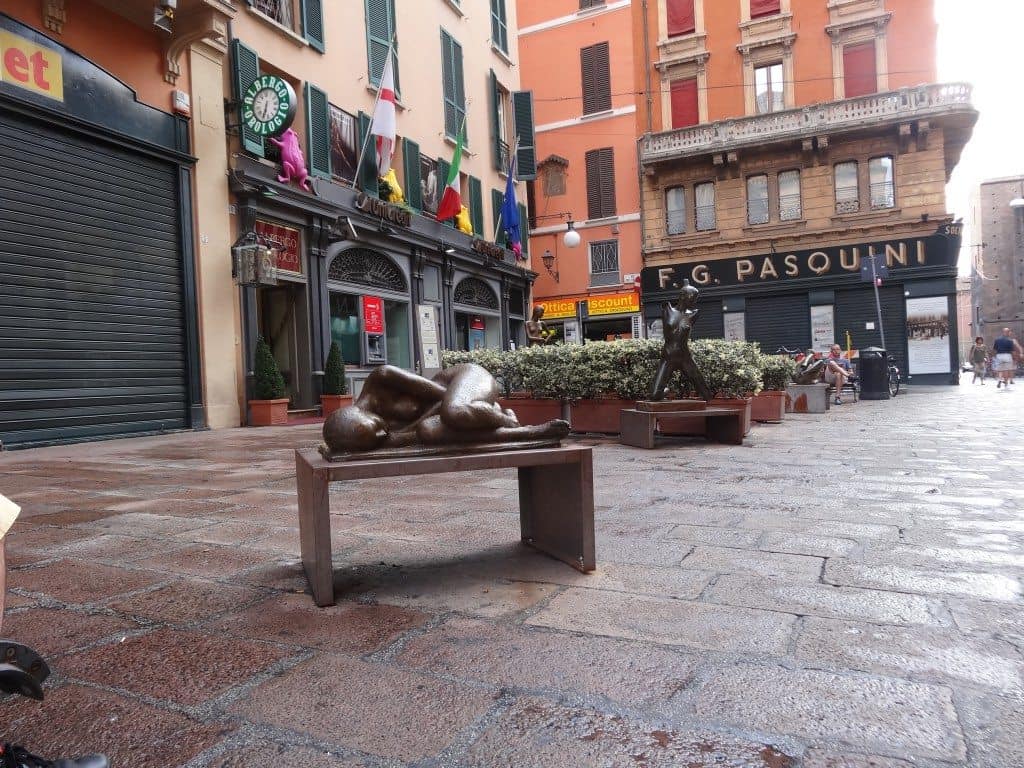 Bologne et ses statues-famille nomade digitale qui voyage tout en travaillant par internet