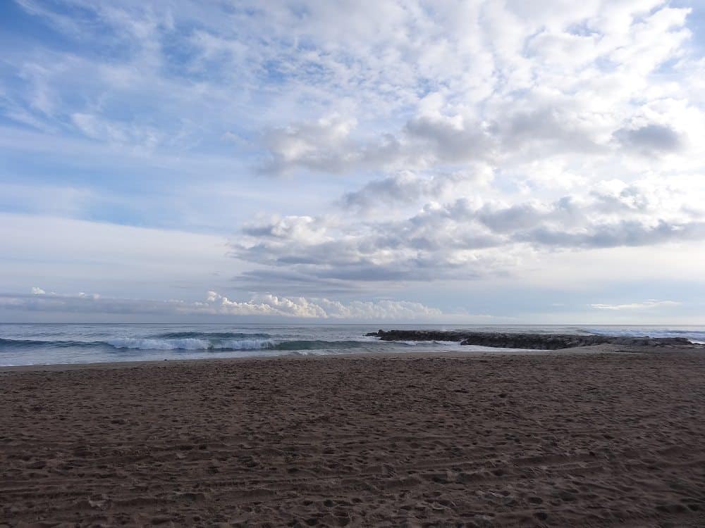 Notre vie nomade en Espagne-La plage de Cubelles en janvier _famille nomade digitale