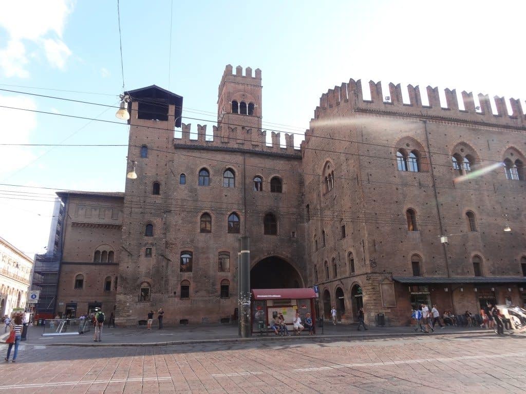 Palais de Bologne sur la plazza maggiore-famille nomade digitale