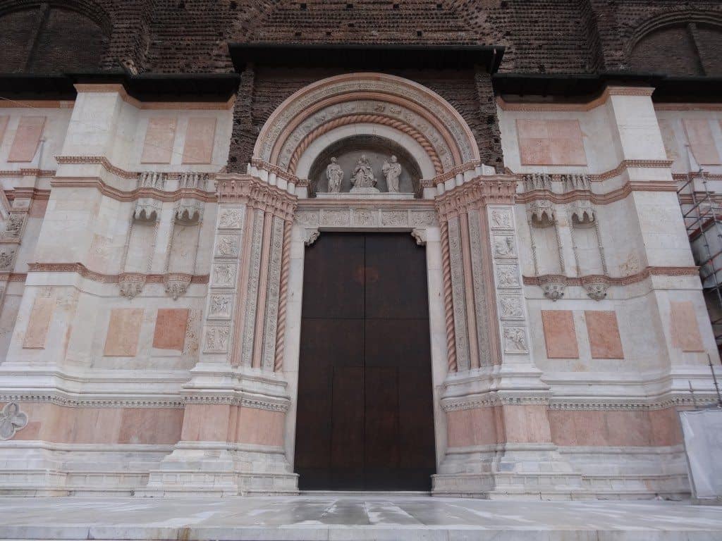 Porte d ela basilique de Bologne-famille nomade digitale