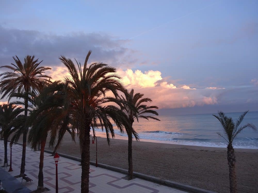 Notre vie nomade en Espagne-coucher de soleil sur Cubelles en janvier_famille nomade digitale