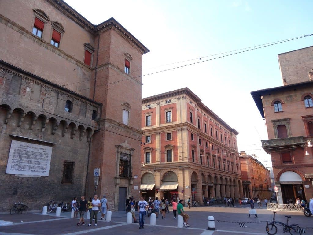 plaza neptuno-bologne-famille qui voyage en italie tout en travaillant par internet-nomade digitale