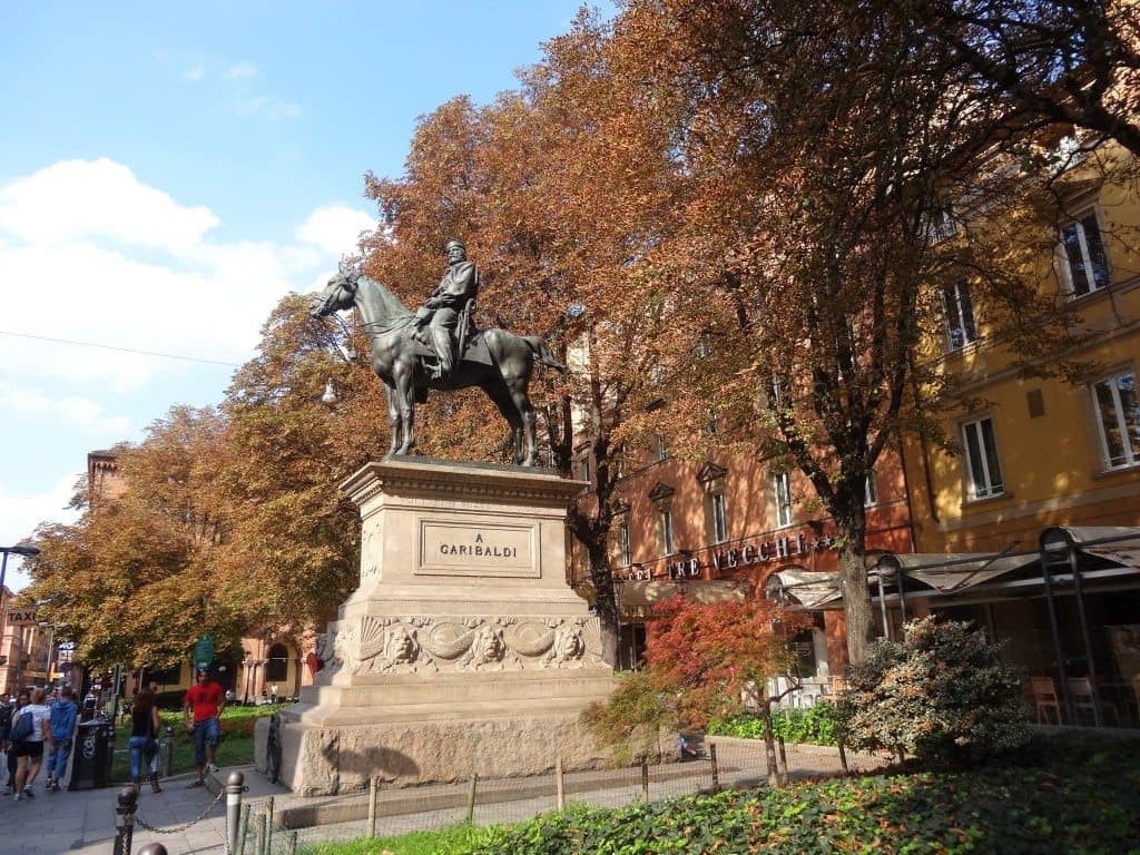 statue A Garibaldi-Bologne-famille qui voyage tout en travaillant par internet
