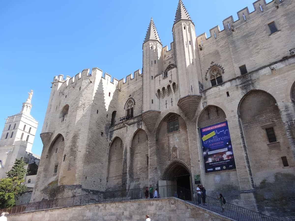 Vie nomade en Avignon : découverte de la cité des Papes