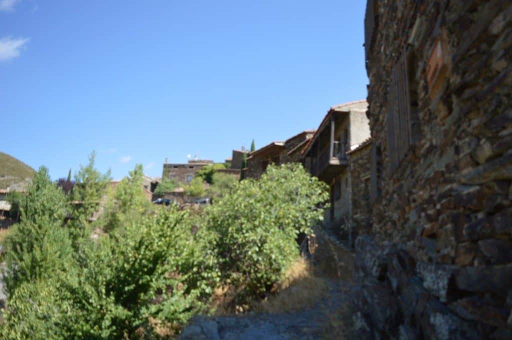 Ruines et habitaions à Patones De Arriba-Famille nomade digitale