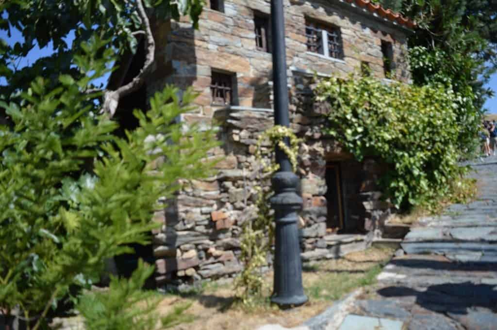 Maison en pierres à Patones de Arriba-famille nomade digitale