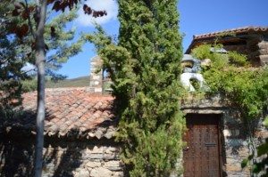 Une cloche et un gîte pour accueillir les visiteurs à patones De Arriba-famille nomade digitale