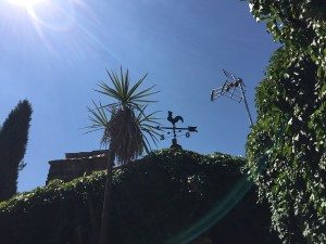 Un autre petit rappel avec le coq français sur le toit d'une maison à Patones de Arriba-famille nomade digitale