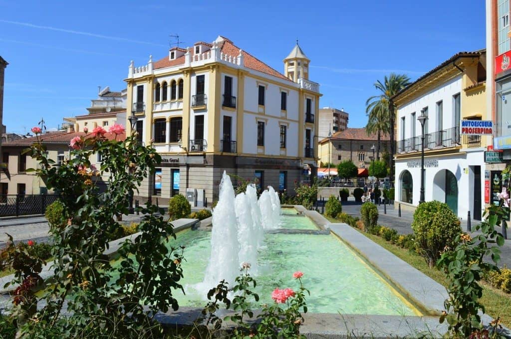 Famille nomade digitale dans le centre ville de Merida en Espagne