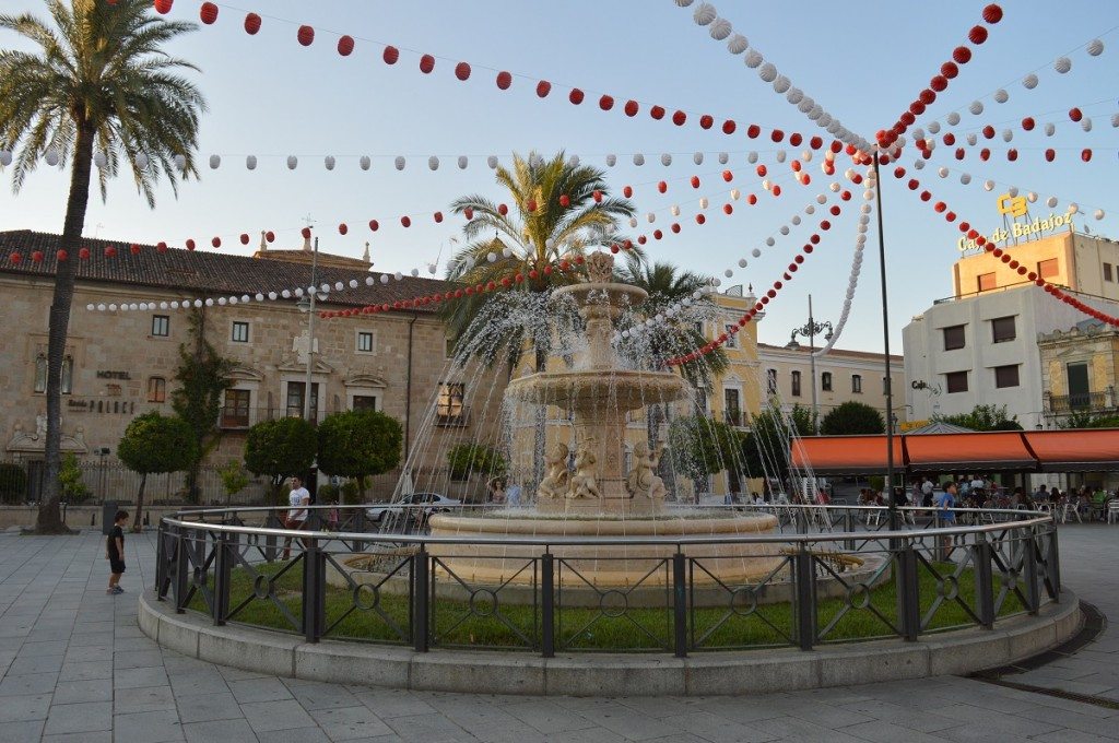 Famille nomade digitale sur la plaza d'Espana à Merida